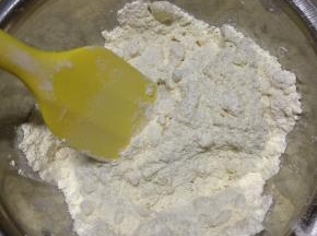 2、加入低粉，用硬硅胶刮刀或者塑胶刮板切拌成碎粒