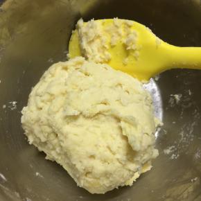 3、加入糖粉、盐和水，搅拌至无粉粒即可，无须揉至光滑，装进保鲜袋内送冷藏静置20分钟（或者冷冻10分钟）