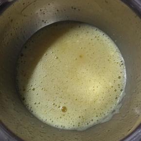 4、此时开始制作布丁馅，鸡蛋内加入细砂糖，搅拌至糖融化