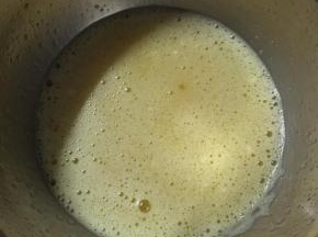 4、此时开始制作布丁馅，鸡蛋内加入细砂糖，搅拌至糖融化