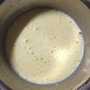 5、加入纯牛奶，搅拌均匀