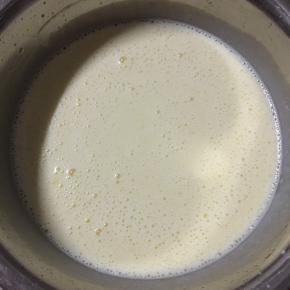 6、加入淡奶油，搅拌均匀