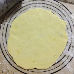 8、取出冷藏的面团，在硅胶垫上撒上一层低粉，把面团擀圆擀薄（视频中的操作方法更加便捷）