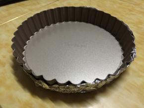 9、用锡纸包住派盘的底部和四周，以防布丁液流出
