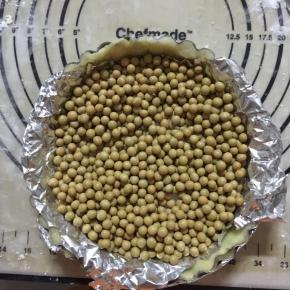 11、铺上一张锡纸，放上豆子