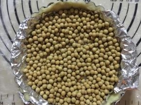 11、铺上一张锡纸，放上豆子