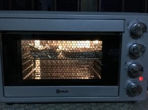 12、放入预热好的烤箱中层，170度烤25分钟（烤制10分钟后拿掉豆子继续烘烤）