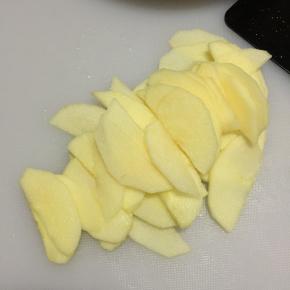 13、此时可以切苹果片（如果等待时间较长，可以用凉白开泡着，放置氧化变色）