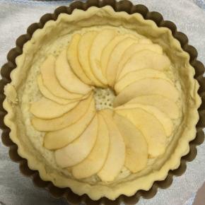 14、取出烤好的派皮后，在上面铺上苹果片