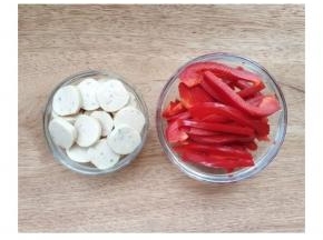 鱼肠切片，彩椒切条