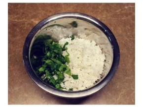 生菜片洗净晾干剪碎和剩米饭放入大碗里