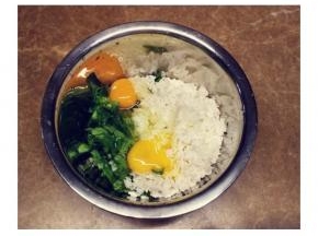 打入两个鸡蛋，放入适量蒜盐搅拌均匀