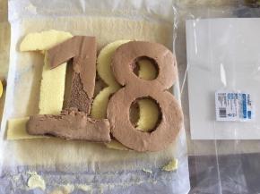 两份都拓印好了，不得不说法焙客的8寸数字蛋糕真的好棒！轻轻松松就拓印出来了，请忽略我拓印的可可粉蛋糕卷