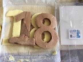 两份都拓印好了，不得不说法焙客的8寸数字蛋糕真的好棒！轻轻松松就拓印出来了，请忽略我拓印的可可粉蛋糕卷