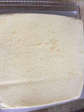 烤好的原味蛋糕卷面拿出來震一下放到晾網涼透即可！