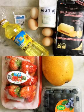 准备好所有材料，草莓芒果，蓝莓洗好切丁块放冰箱