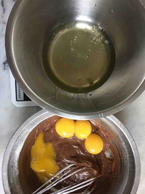 蛋白放进无水无油的盆里，蛋黄放进搅拌好的可可面糊里！