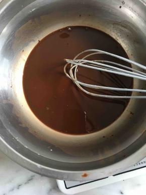 搅拌至没有颗粒，光泽的液态！