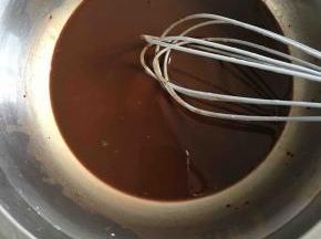 搅拌至没有颗粒，光泽的液态！