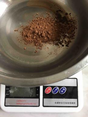 烘烤原味蛋糕卷的时候来做可可味的蛋糕卷！可可粉5克放进盆里，放进40克热牛奶，搅拌均匀