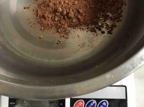烘烤原味蛋糕卷的时候来做可可味的蛋糕卷！可可粉5克放进盆里，放进40克热牛奶，搅拌均匀