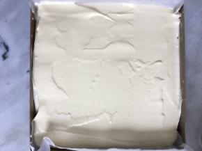 底下放油纸，放进11寸正方形的模具里，用挂板刮均匀，然后撒上肉松，香葱！放进烤箱180度20分钟！忘了拍撒好肉松香葱的照片了