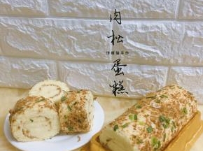 烤好的面糊拿出來震一下放到晾網晾凉，晾之手温用擀面杖卷起即可！