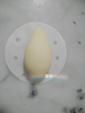 白面团平均分成每个40克，排气，揉圆后，搓成水滴形。 尽量搓细长些。蒸熟会好看很多。 图片中是搓得偏圆了， 偏圆和细长，两款都做了，还是细长的好看。