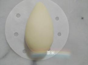 白面团平均分成每个40克，排气，揉圆后，搓成水滴形。 尽量搓细长些。蒸熟会好看很多。 图片中是搓得偏圆了， 偏圆和细长，两款都做了，还是细长的好看。