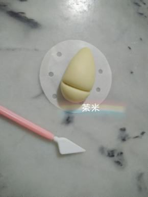 用图中的翻糖工具，靠底部切一线。
