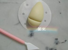 用图中的翻糖工具，靠底部切一线。
