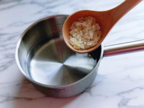 锅中加入冰糖，再加入2小碗纯净水，