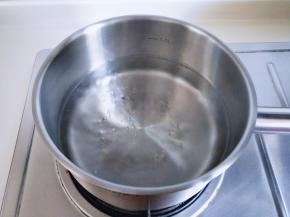 开火将水烧开，至冰糖融化，水烧开了，冰糖也融化。