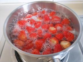 滴入少许柠檬汁再煮1分钟关火。加入柠檬汁可以增长保质期。