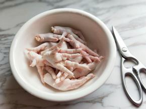 买回来的鸡爪冷水洗干净。