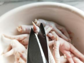 把鸡爪的指甲用食品剪刀剪掉。(这一步不可省略)其实有好多人这一步都会省略，但是今天告诉大家，想吃的卫生一些，这一步很关键，绝对不能省略！