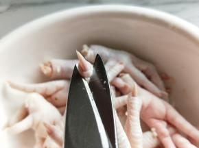 把鸡爪的指甲用食品剪刀剪掉。(这一步不可省略)其实有好多人这一步都会省略，但是今天告诉大家，想吃的卫生一些，这一步很关键，绝对不能省略！
