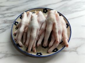 煎好指甲的鸡爪，再次用冷水冲洗。