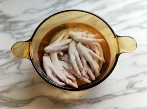 鸡爪冷水入锅。