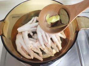 再加入香料，再滴几滴白醋，