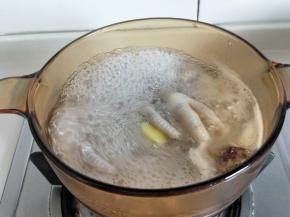 盖上盖子，大火烧开，转小火慢煮约15分钟，将鸡爪煮到自己想要的程度即可关火。