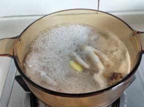 盖上盖子，大火烧开，转小火慢煮约15分钟，将鸡爪煮到自己想要的程度即可关火。