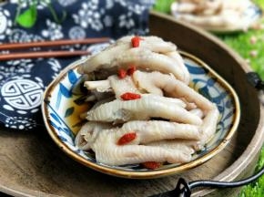 健康的零食做好了，儿子不一会吃了一盘子。