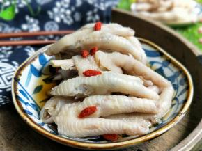 如果做的比较多的话，一定要密封好放入冰箱冷藏，吃的时候用无油无水的筷子夹到盘子里，立即放回冰箱，尽快吃完。