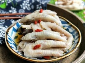 如果做的比较多的话，一定要密封好放入冰箱冷藏，吃的时候用无油无水的筷子夹到盘子里，立即放回冰箱，尽快吃完。