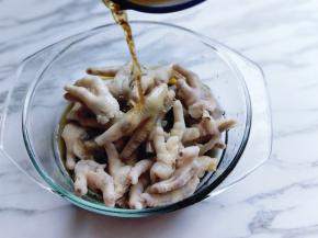 加入糟卤，糟卤的量没过鸡爪为佳。盖上盖子放入冰箱，冷藏2小时以上即可食用。(也可冷藏时间长一点，那样更入味。)