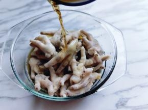 加入糟卤，糟卤的量没过鸡爪为佳。盖上盖子放入冰箱，冷藏2小时以上即可食用。(也可冷藏时间长一点，那样更入味。)