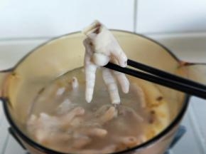 煮好的鸡爪，捞出，冷水冲洗，之后换,冰水泡10分钟。（冰水我是把凉白开水放进冰箱冷冻了半小时取出来用的）