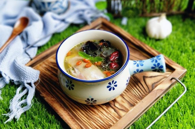 煲汤时加上它，营养好喝又不腻，这个季节要多喝！