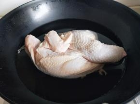首先把鸡用冷水冲洗干净，之后再焯水，锅中加入水放入洗净的鸡，大火烧开，沸煮3分钟。 捞出后用冷水反复冲洗，将鸡身上的杂质冲洗干净，淋干水分。